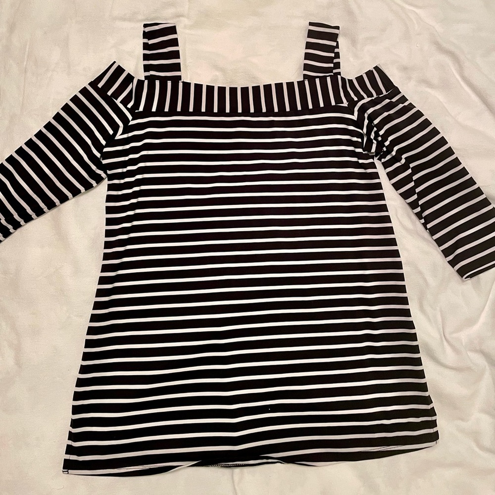 New Directions black&white striped cold shoulder top| size M